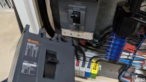 Apakah MCCB merupakan switchgear